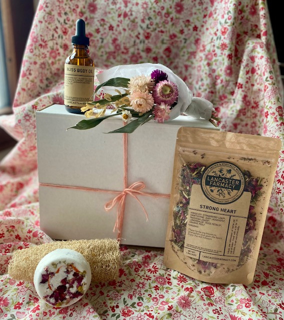 Celebrate self-care with the Love Box — floral bath bomb + luffa, Bliss Body Oil, Strong Heart Tea, and a petite everlasting bouquet. Perfect gift (or treat) for cozy evenings and heartwarming moments. Link in Bio

#LoveBox #SelfCareRitual #NaturalSkincare #WellnessGifts #LancasterFarmacy